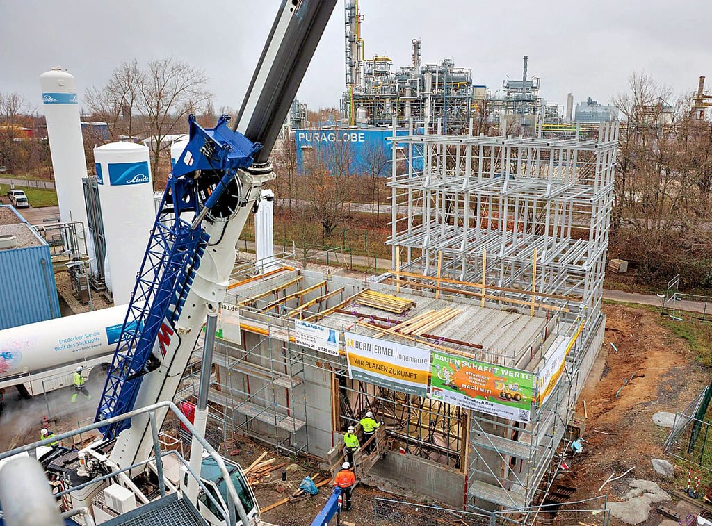 16 Meter hoch ist der neue Kühlturm im Chemiepark Zeitz.