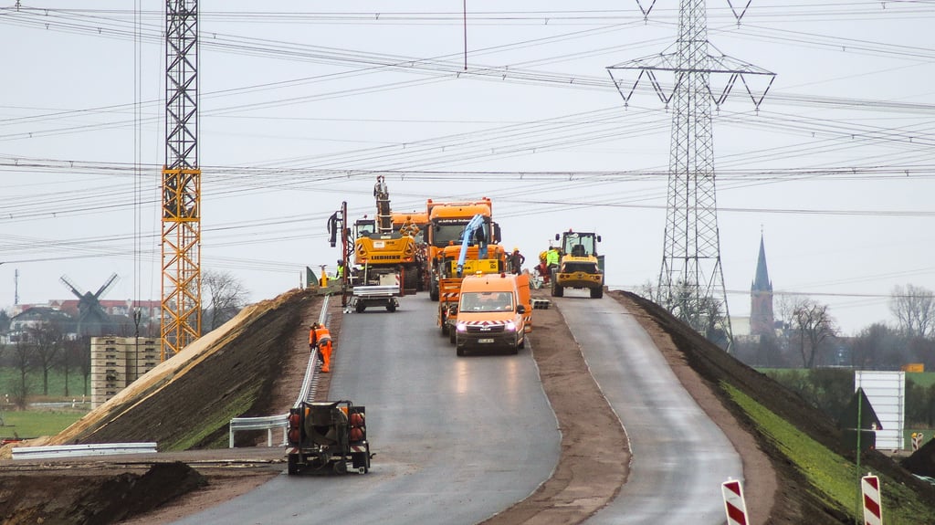 Endspurt an der Brücke der Landesstraße 44. Das Bauwerk bei Samswegen soll die künftige Autobahn 14 überspannen. Nun laufen die Restarbeiten auf vollen Touren. Wenn alles glatt geht, wird die Überführung noch vor dem Weihnachtsfest für den motorisierten Verkehr freigegeben.