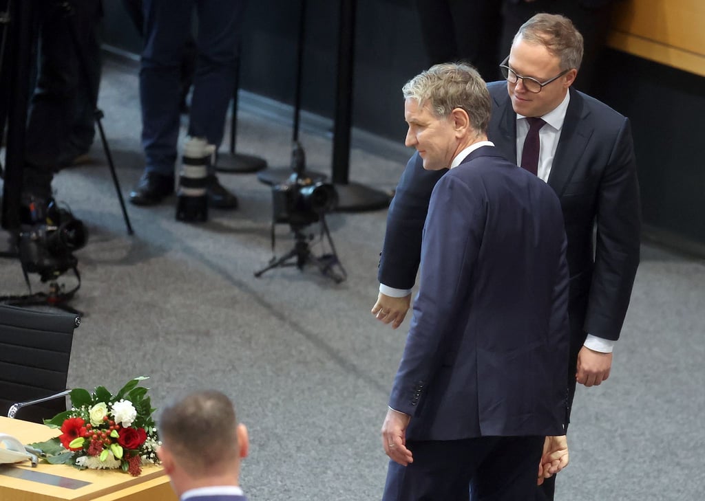 CDU-Politiker Mario Voigt (r) wird nach seiner Wahl zum neuen Ministerpräsidenten von Thüringen von Björn Höcke (AfD), Fraktionschef, beglückwünscht.
