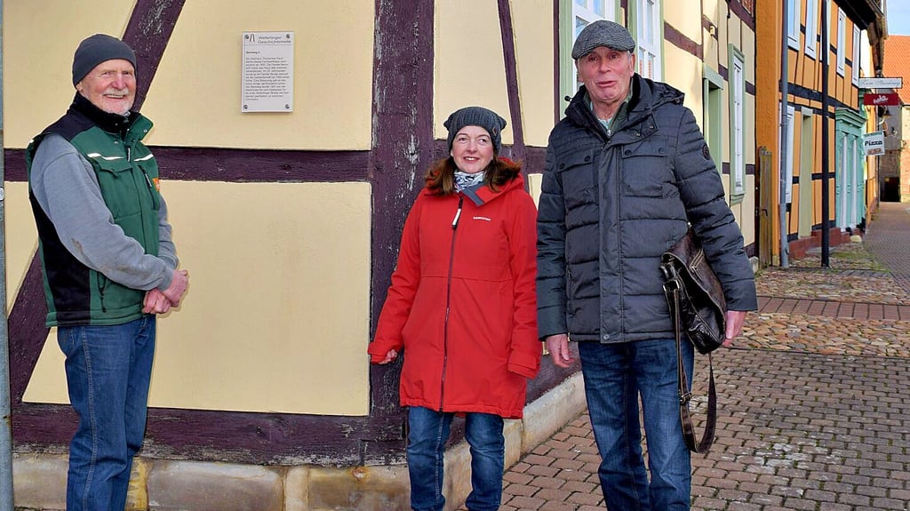 Heike Bernstorff führte Jörg Lauenroth-Mago (l.) und Volker Holzberg durch den Flecken Weferlingen, um die Fachwerksubstanz zu zeigen. An vielen Häusern befinden sich Info-Tafeln zur Geschichte. 