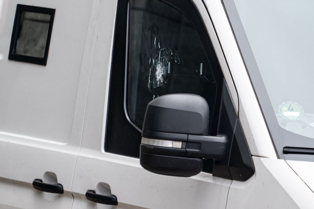 Nach einem Banküberfall sucht die Polizei weiter nach den drei Tätern.