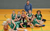 Trainer Andreas „Andi“ Voigt mit seiner Jungenmannschaft U12 der Rhinos des USV Halle.