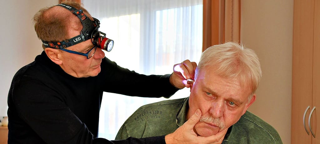 HNO-Arzt Dr. Hans-Werner Trummel würde in Havelberg neben Sprechstunden im MVZ auch Untersuchungen in Seniorenheimen anbieten. Wie das ohne großen Aufwand möglich wäre, zeigte er im Seniorenzentrum.