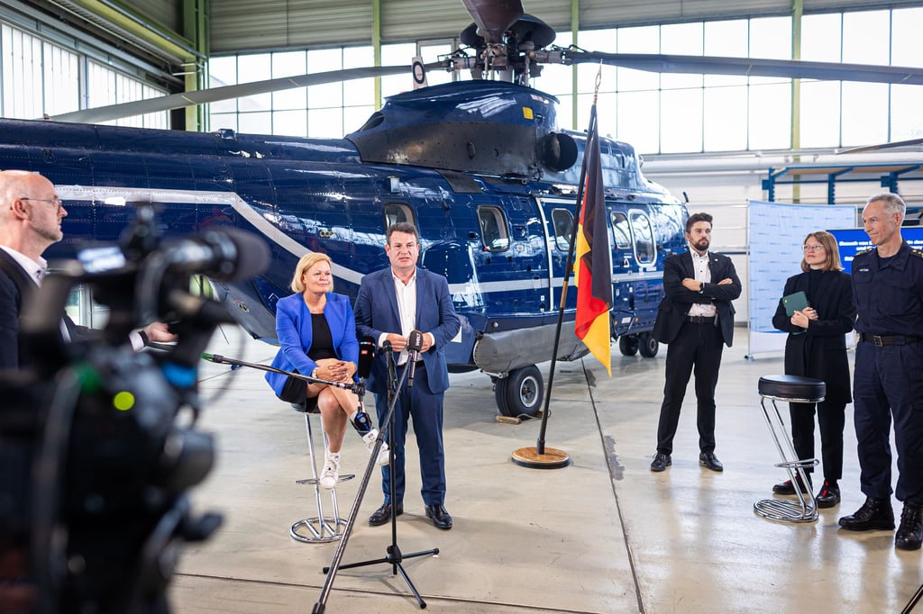 Die Pläne hatten Innenministerin Nancy Faeser und Arbeitsminister Hubertus Heil (Mitte) im August vorgestellt. Jetzt kamen sie noch mal zum Vollzug. (Archivbild)