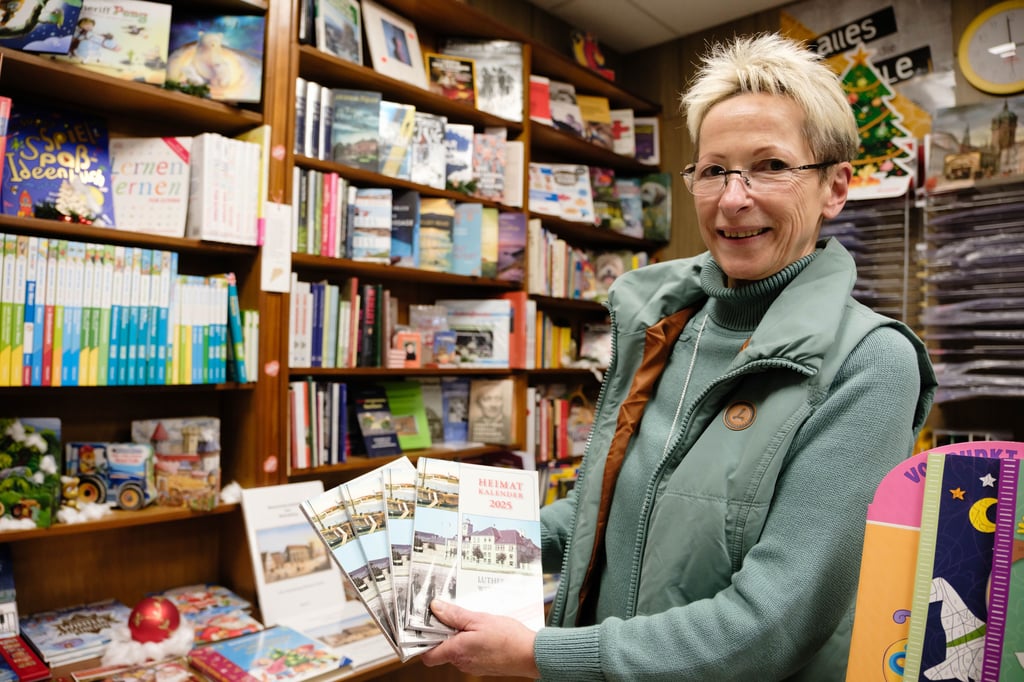 Beate Klauß aus der Buchhandlung Kummer zeigt die Heimat-Kalender