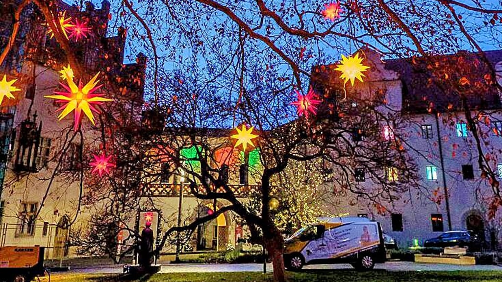 Herrnhuter Sternenzauber im Lutherhof – dazu wird von diesem Freitag ab zum Adventsfest eingeladen.