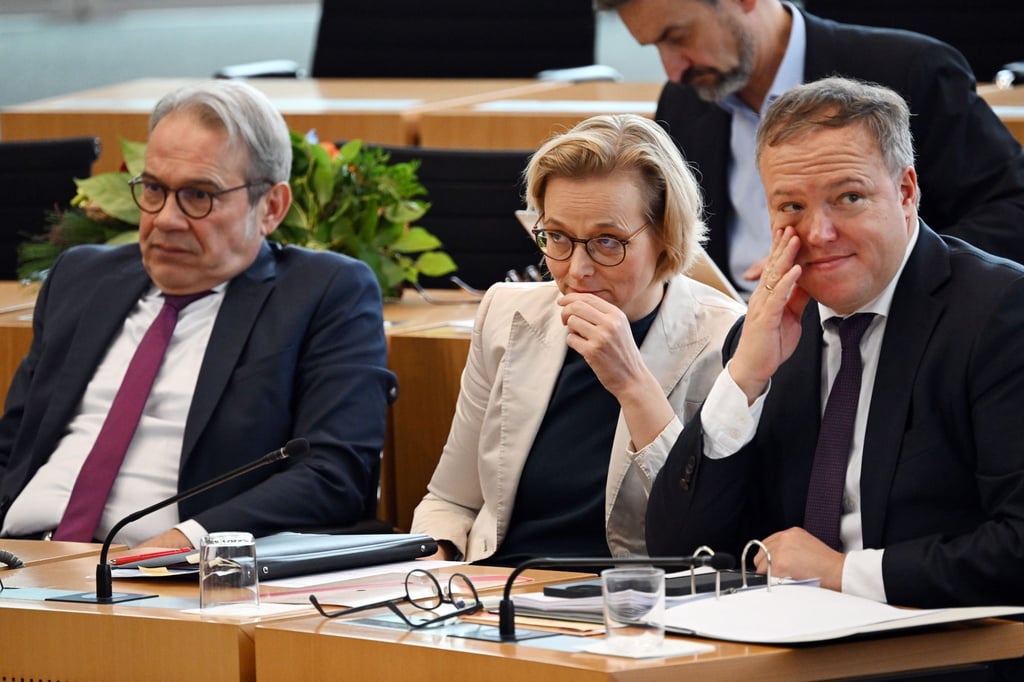 Die erste Kabinettssitzung der neuen Thüringer Regierung mit Mario Voigt (CDU, rechts), Katja Wolf (BSW) sowie Georg Maier (SPD, links).