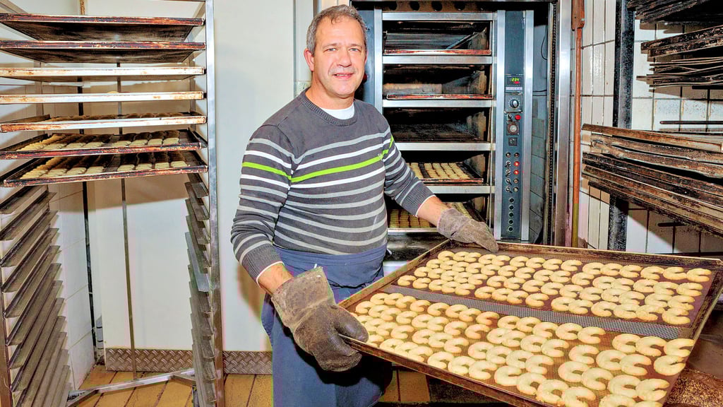 Jens  Füßler in seiner  Bäckerei in Spora backt gerne  Weihnachtsplätzchen. Dieses Mal holt er goldgelbe Vanillekipferl aus dem Ofen.