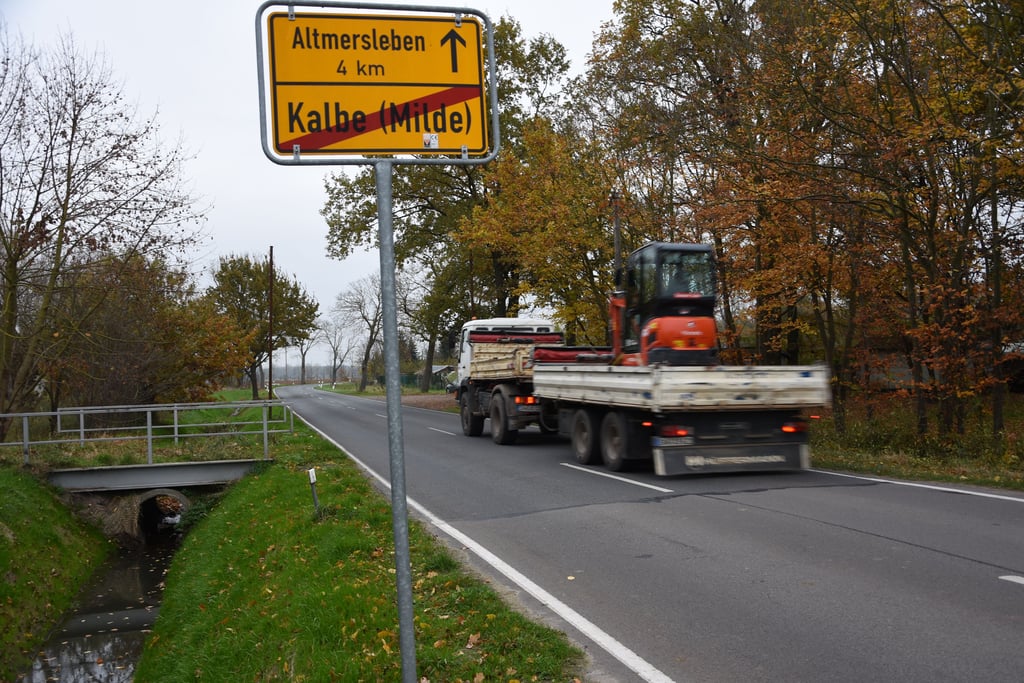 Da konnte der Verkehr noch rollen: Die Landesstraße zwischen Kalbe und Altmersleben.