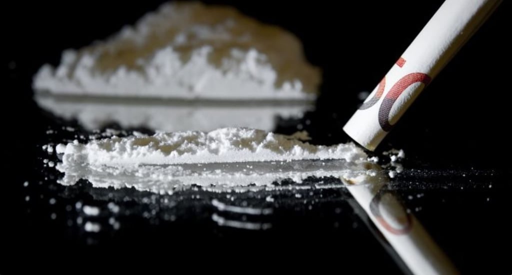 Ein Drogendealer ist in Halle am Riebeckplatz auf frischer Tat ertappt worden.