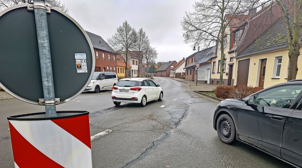 Im März 2025 sollen die Bagger auf der Gardelegener Straße in Klötze anrollen. Dann beginnt der grundhafte Ausbau. Etwa 3 Millionen Euro sollen dabei in den 13 Monaten verbaut werden.