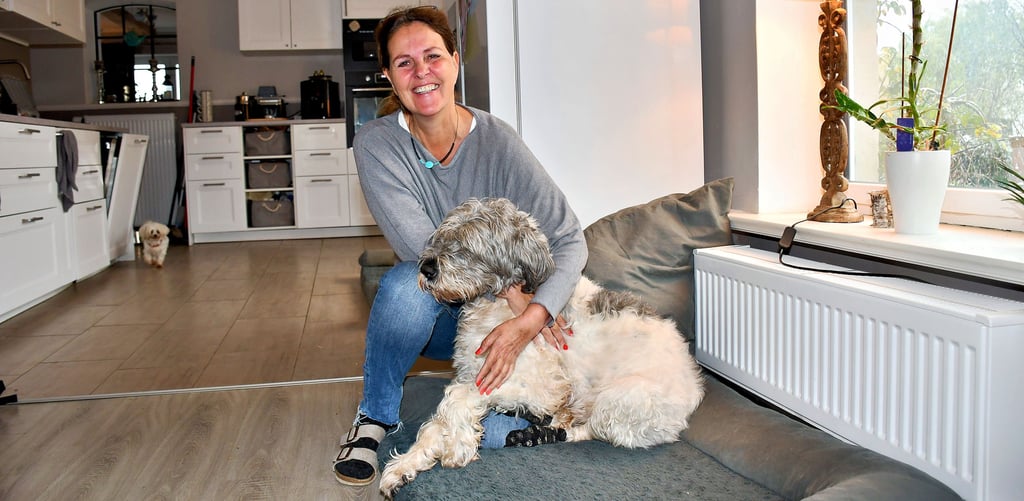 Inken Schlüter mit Paula in der Küche ihres Gutshauses, das für sie zu einer neuen Heimat geworden ist.