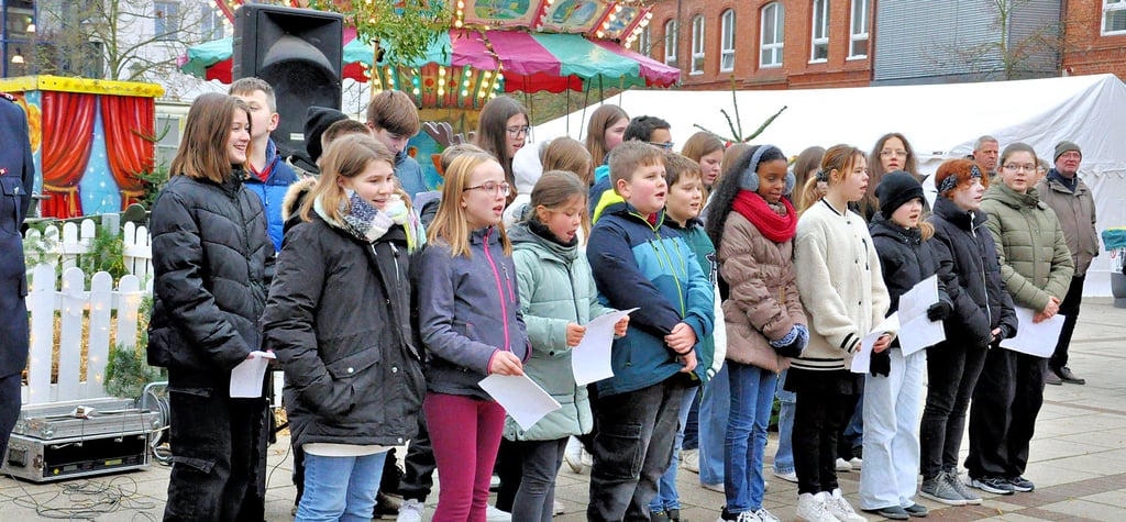 Der Chor der Comeniusschule eröffnete mit Liedern zum Fest den Weihnachtsmarkt.