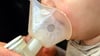 Inhalationsgeräte sind für Kinder wie für Erwachsene gleichermaßen gemacht. Babys brauchen allerdings mitunter eine spezielle Babymaske.