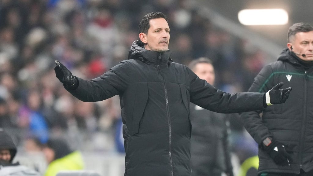 Trainer Dino Toppmöller von Eintracht Frankfurt sah nach der Niederlage in der Europa League bei Olympique Lyon die Rote Karte.