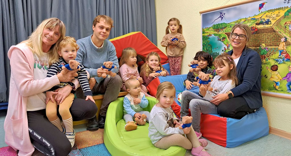 Matthieu Hansen von der Qualitas Energy Service GmbH (3.v.li.) hat die 6.000-Euro-Spende samt den Kuscheltieren an die Kinder des Arnstedter „Kinderstübchen“, Kita-Leiterin Constanze Bartels (re.) und Wirtschaftskraft Simone Sachse überreicht.