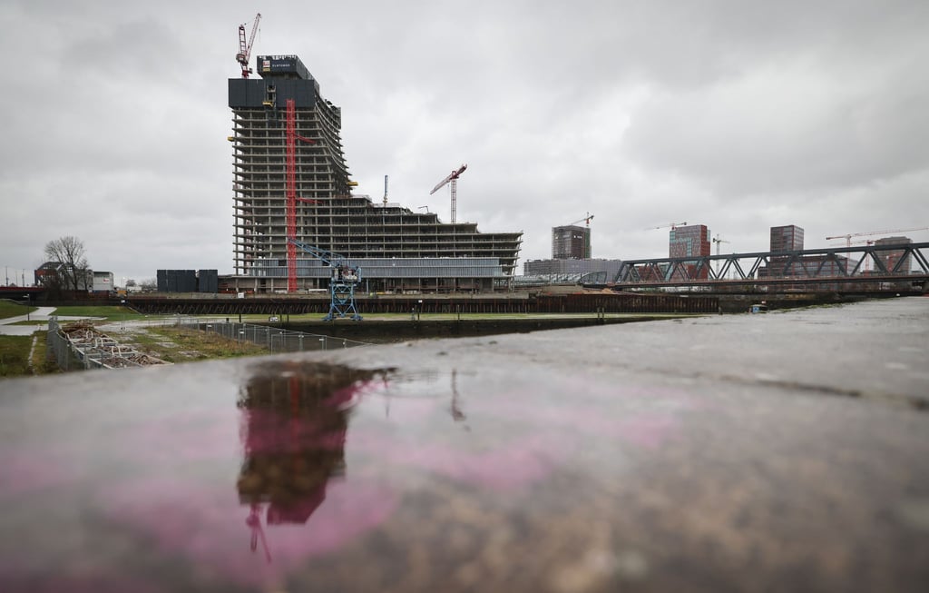 Die stillgelegte Baustelle des Elbtowers in der Hafencity.