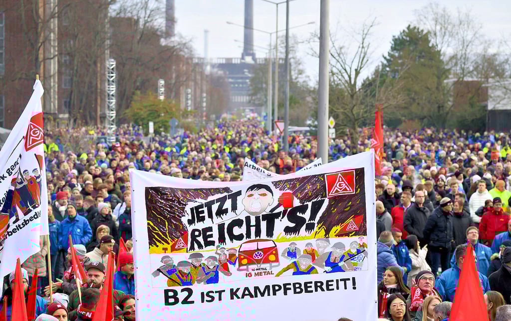 Mit Warnstreiks, wie hier in Wolfsburg, wollen Mitarbeiter den VW-Konzern unter Druck setzen.