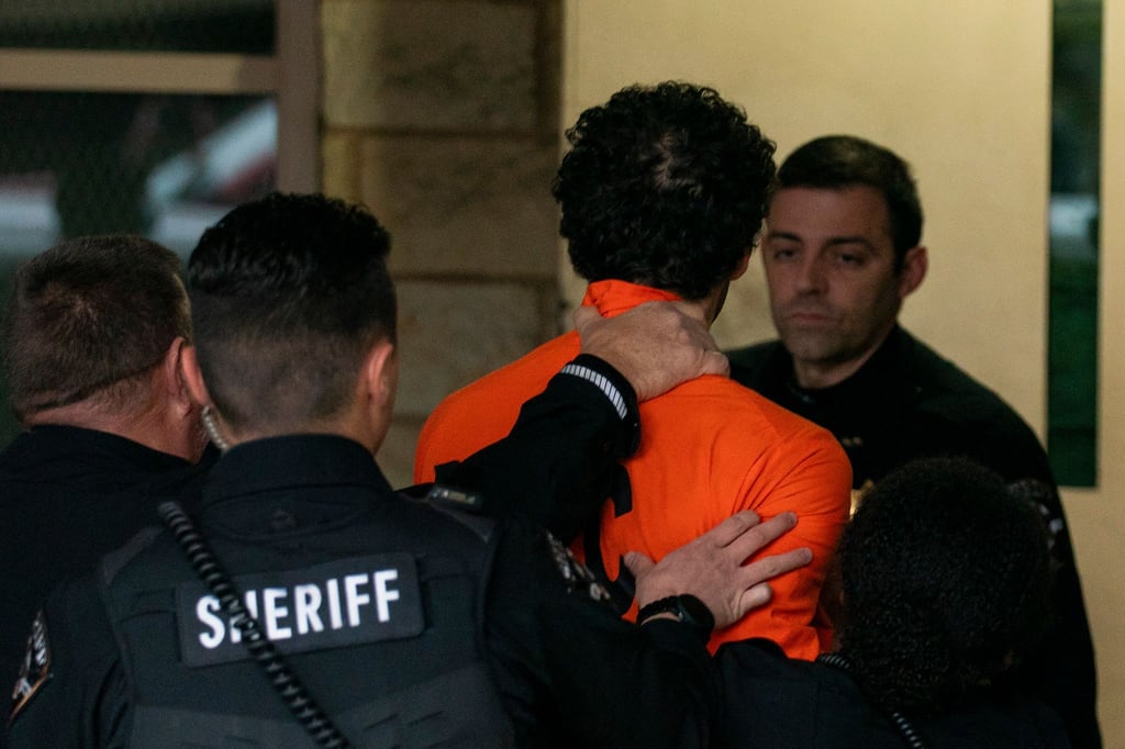 Der festgenommene Tatverdächtige sieht sich laut Polizei als Held - und wird im Netz für seine Bluttat gefeiert. (Archivbild)