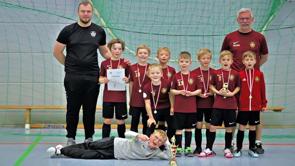 Große Freude bei Toni, Ethan, Elias, Nathan, Malte, Lenny, Moritz, Hugo und Kurt. Die Mannschaft um Trainer Holger Kitzmann (rechts) und Co-Trainer Stefan Hase gewann das F-Jugend-Fußballturnier in Staßfurt recht souverän.
