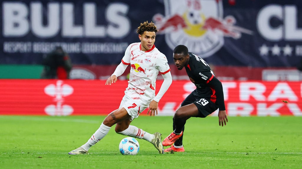 „Er läuft viel, ist schnell, ist stark im Eins gegen Eins, verteidigt fleißig und liefert seit Wochen sehr stabil”: Antonio Nusa gegen Frankfurts Niels Nkounkou.