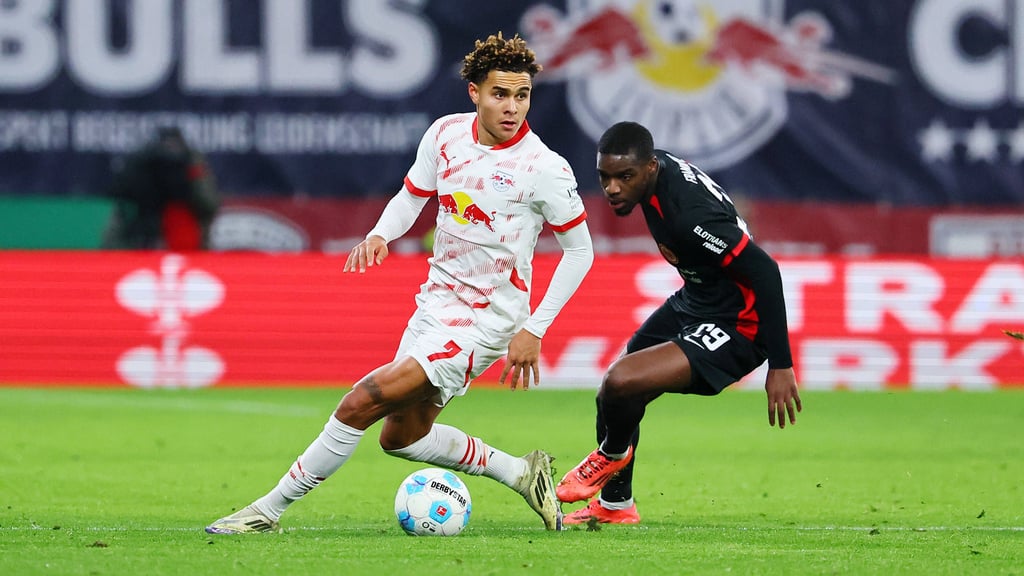 „Er läuft viel, ist schnell, ist stark im Eins gegen Eins, verteidigt fleißig und liefert seit Wochen sehr stabil”: Antonio Nusa gegen Frankfurts Niels Nkounkou.