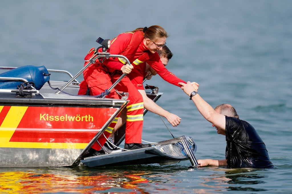 Manche Menschen können aus dem Wasser gerettet werden, wie hier in einer Übung. (Archivbild)