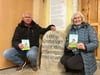 Martin Hentrich und Inge Schütt am Mordstein im Badersleber Heimatmuseum.