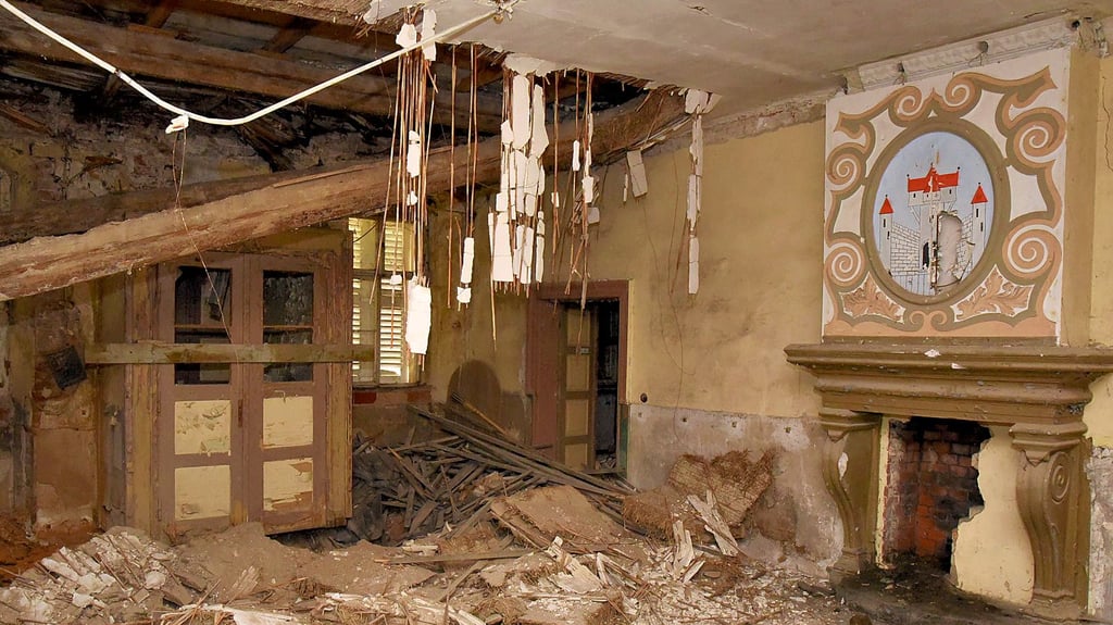 Im Kamin-Foyer des Barbyer Herrenhauses sieht es schlimm aus. Hier ist bereits die Decke herunter gekommen.