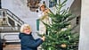 Renate Lachmund und Nadja Ulbrich (v. l.) von der Interessengemeinschaft schmücken den Baum in der Kirche von Salzfurtkapelle.