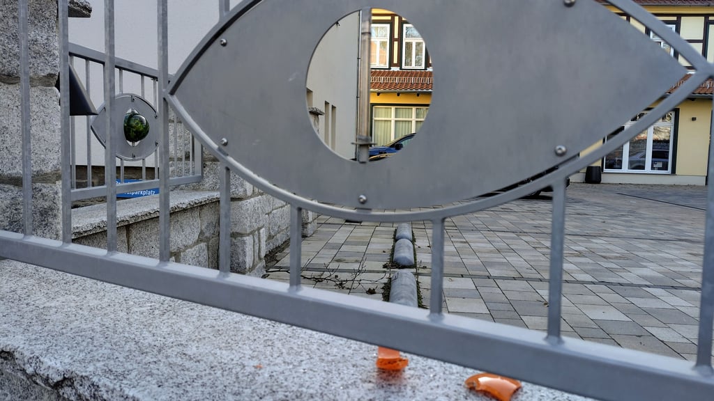 Die Scherben der zerstörten Glaskugel vor einer Augenarzt-Praxis in Wernigerode sind noch zu sehen.