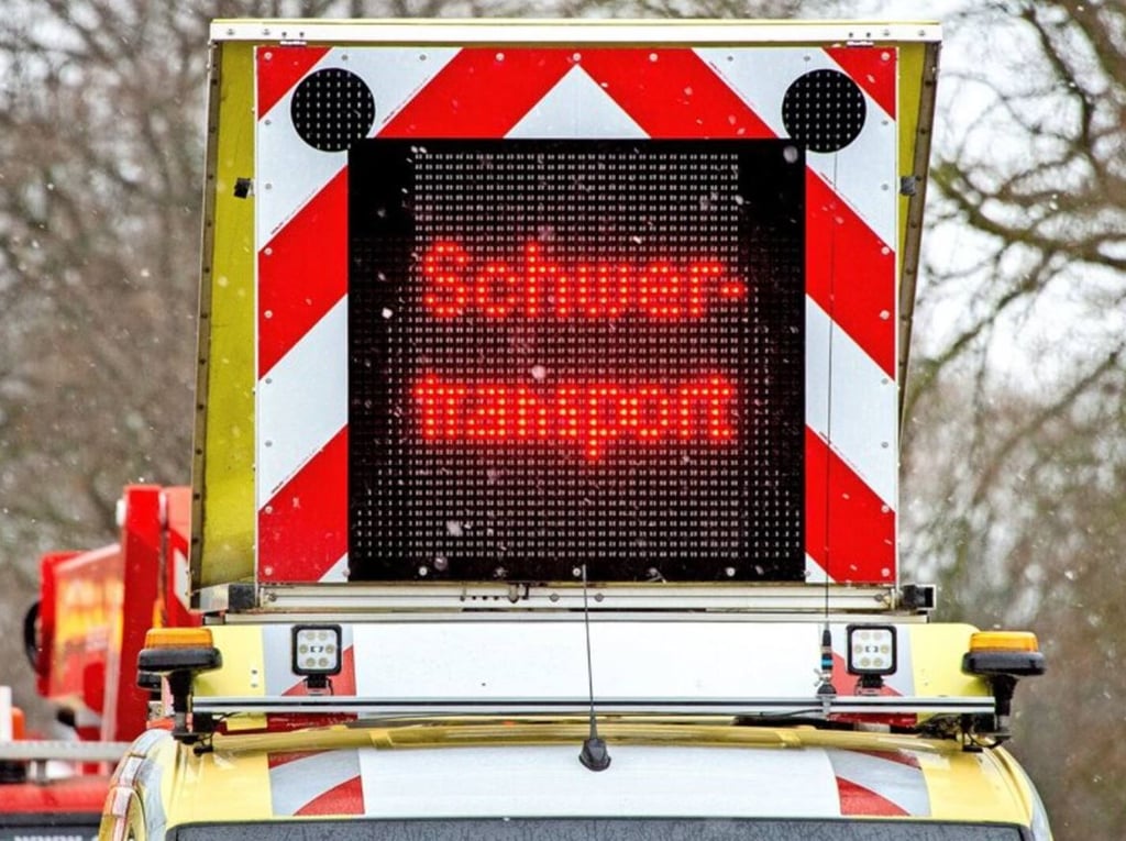 In Jessen blockiert ein Schwerlasttransport die Fahrbahn auf der Rosa-Luxemburg-Straße.