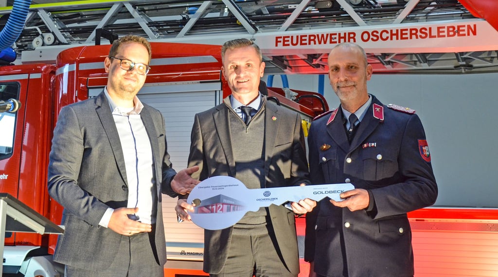 Niederlassungsleiter der ausführenden Firma Goldbeck, Sebastian Bethge, mit Oscherslebens Bürgermeister Benjamin Kanngießer und Wehrleiter Carsten Loof (v.l.n.r.)