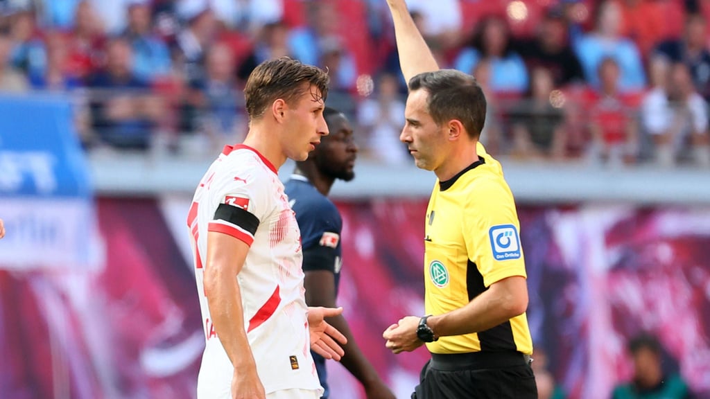 Schiedsrichter Benjamin Brand zeigt Willi Orban die Gelbe Karte.
