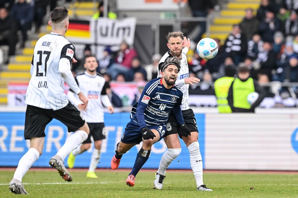 Hamburgs Immanuel Pherai verfolgt den Ball.