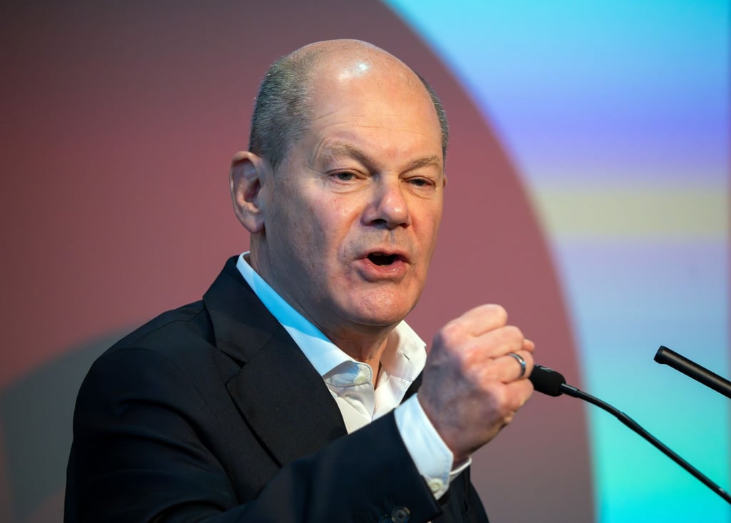 Bundeskanzler Olaf Scholz verteidigt die Unterstützung der Ukraine mit Waffenlieferungen und wirbt gleichzeitig für bisherige Ukraine-Politik verteidigt und zuglich für Frieden geworben.