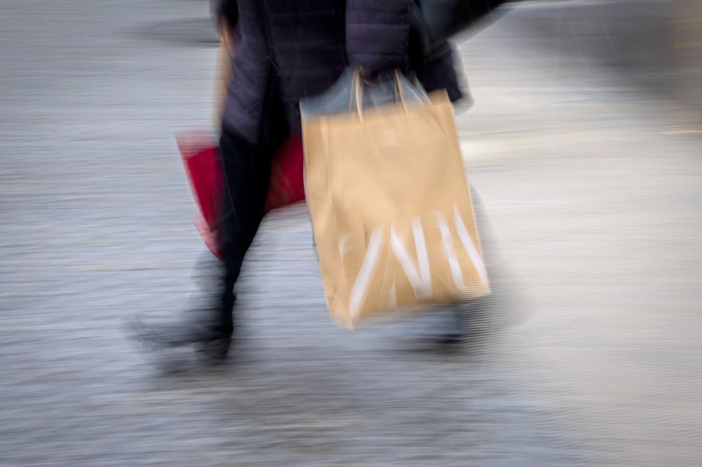 Der Einzelhandel hofft darauf, dass das Weihnachtsgeschäft in Berlin und Brandenburg noch etwas anzieht. (Archivbild)