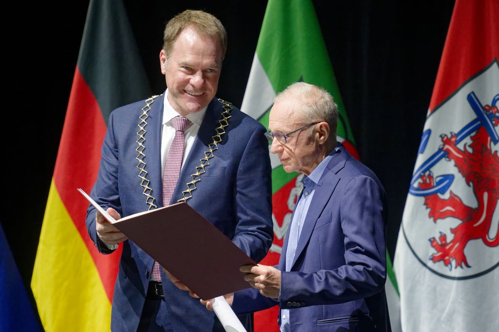 Düsseldorfs Oberbürgermeister Stephan Keller (links) würdigte Grossman als einen „der bedeutendsten Vertreter der israelischen Gegenwartsliteratur“.
