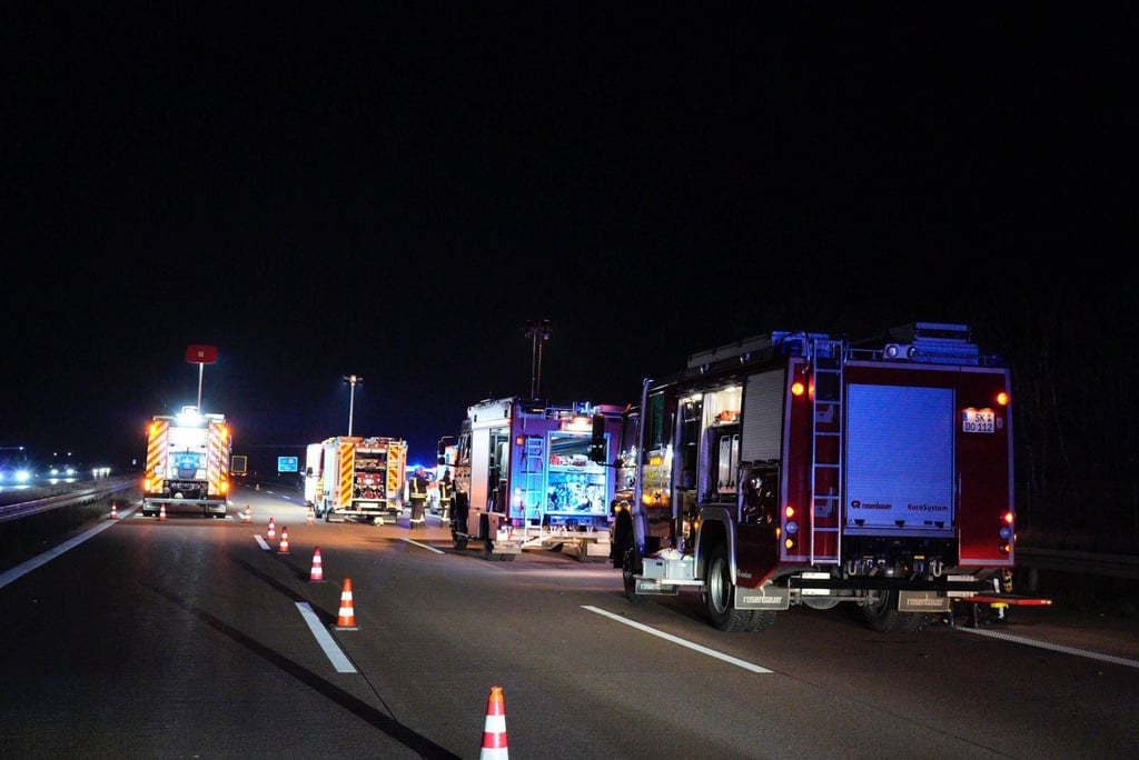 Bei einem Unfall auf der Autobahn 14 zwischen der Anschlussstelle Halle Ost und dem Parkplatz Kabelsketal ist ein Mann von einem Lastwagen erfasst und tödlich verletzt worden.