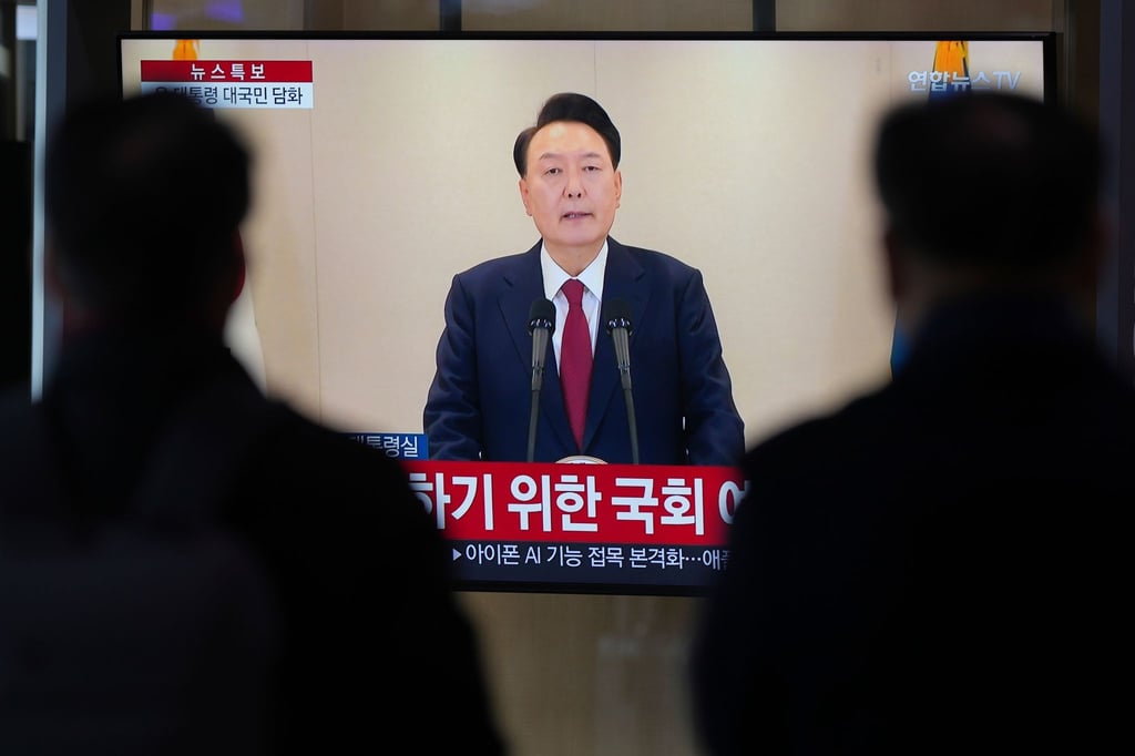 Menschen schauen auf einen Fernsehbildschirm, der die im Fernsehen übertragene Ansprache des südkoreanischen Präsidenten Yoon Suk Yeol an einem Busbahnhof zeigt. Ein zweiter Amtsenthebungsantrag gegen Yoon hat die benötigte Zweidrittelmehrheit in der Nationalversammlung erreicht. (Archivbild)