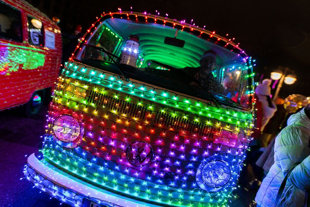 Mit Lichterketten geschmückte VW-Bullis, VW-Käfer und weitere Oldtimer sind beim 6. „Twinkle Light Cruise“ durch die Innenstadt von Hannover gefahren.