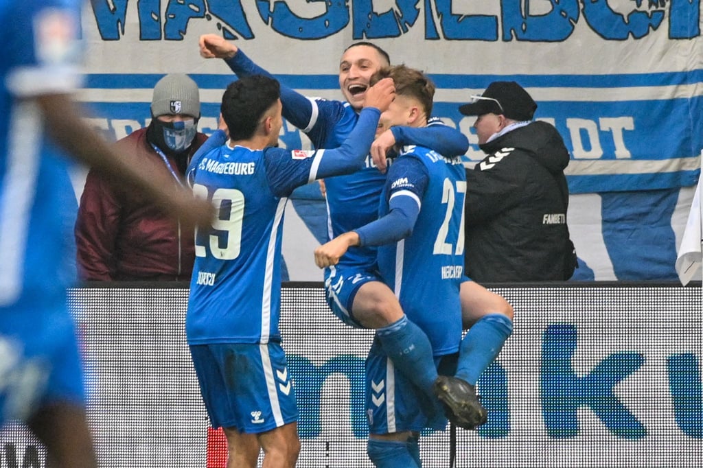 Die Magdeburger jubeln nach dem Führungstor zum 1:0 von Philipp Hercher.