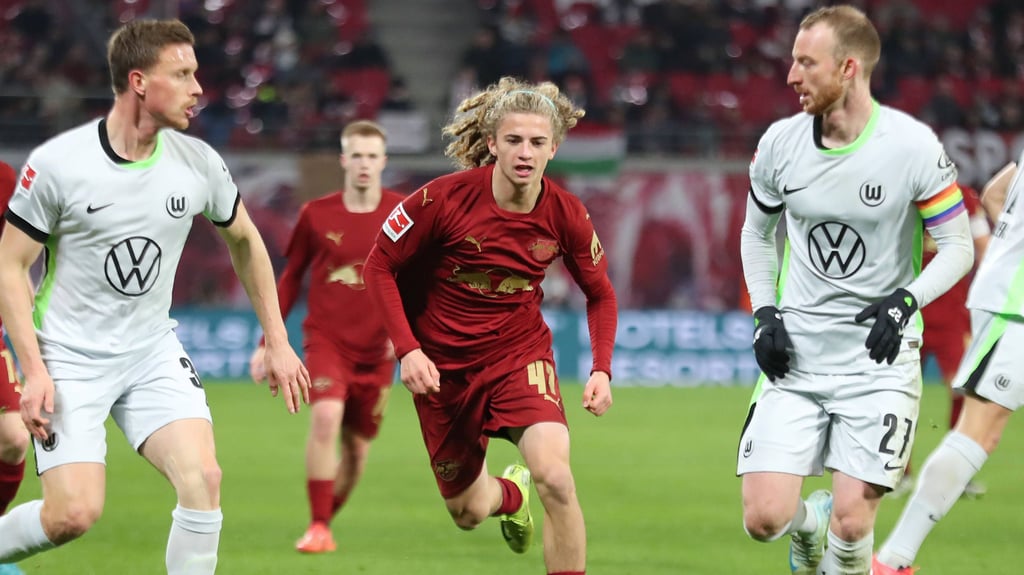 Viggo Gebel (Mitte) im Bundesliga-Spiel zwischen RB Leipzig und dem VfL Wolfsburg.