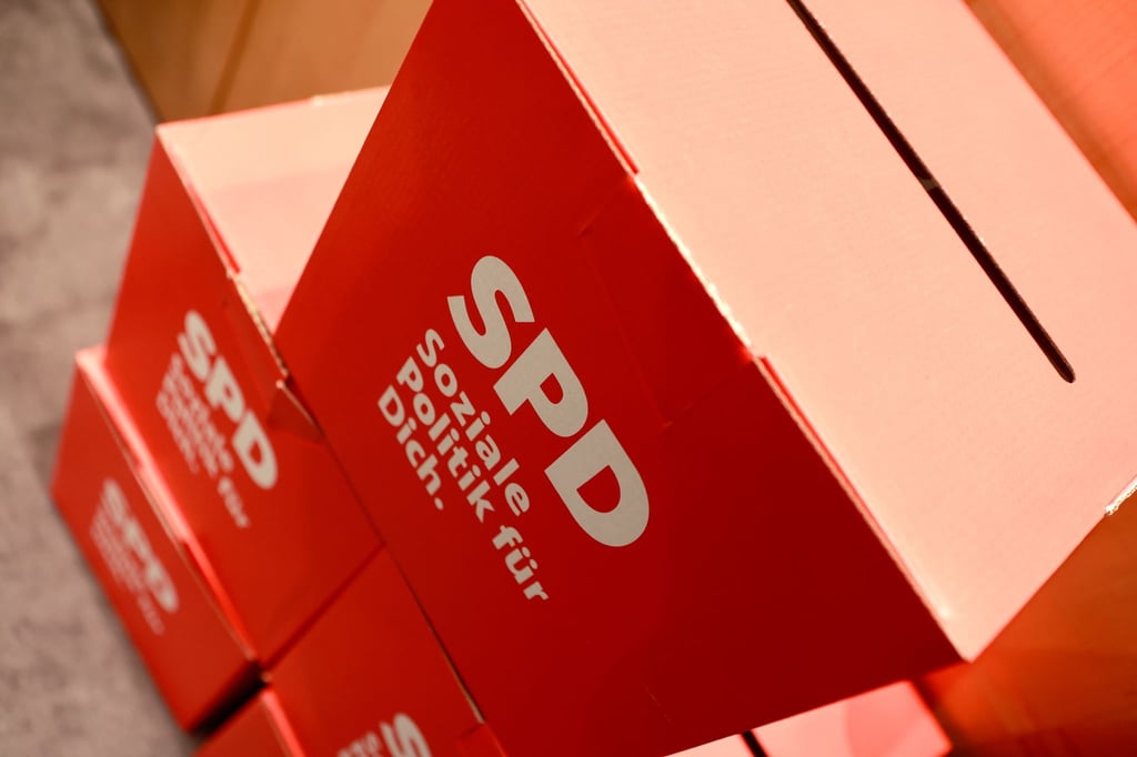 Nach Angaben der SPD wurde ein Parteimitglied zu Boden gestoßen und in Gesicht und Bauch getreten. (Symbolbild)