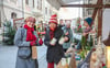 Antje Schmidt (l.) zeigt am Stand ihres Filzlausstübchens (r.)  Martina Weber aus Weißenfels, wie vielfältig Filz verarbeitet werden kann.