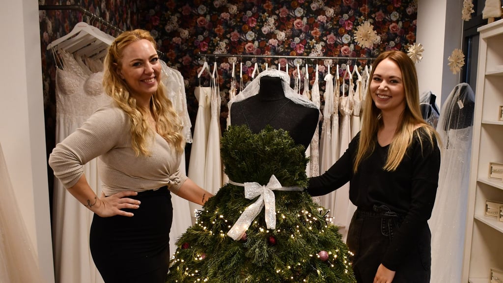 Julia Wundrack (l). und Nathalie Kornfeld vom Magdeburger Brautmodengeschäft „Mädchenträume“ haben in der Vorweihnachtszeit aus einer Tanne ein besonderes Hochzeitskleid angefertigt.