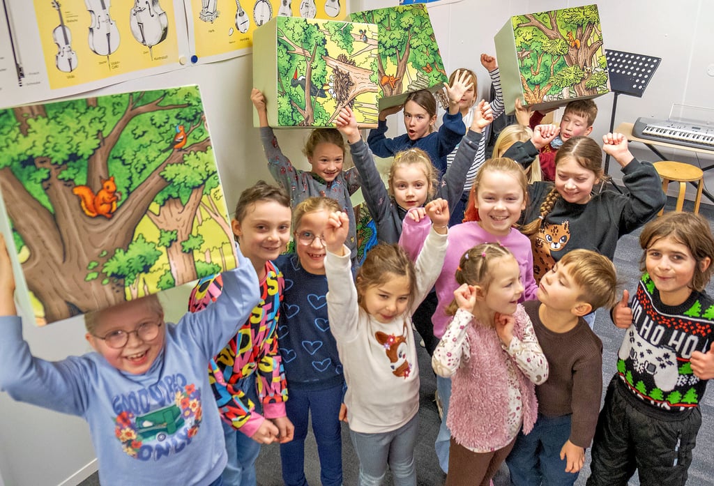 Mädchen und Jungen der Evangelischen Grundschule Zeitz testen ein Riesenpuzzle, das der Landschaftspflegeverein Mittleres Elstertal mit Unterstützung des Zeitzer Rotary Clubs zur Umweltbildung angeschafft hat.