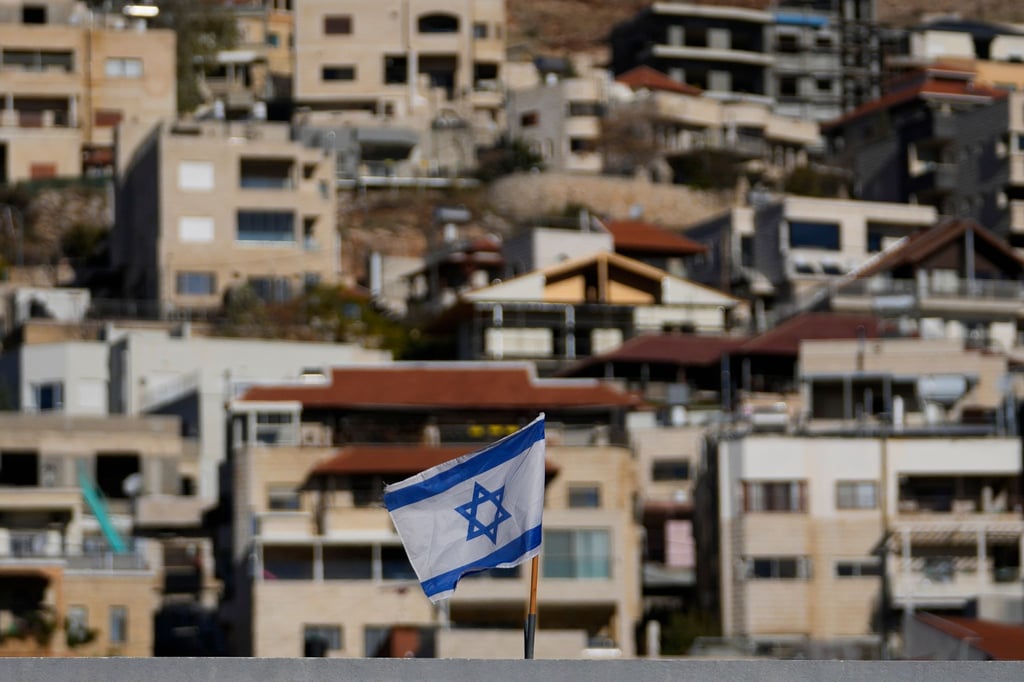 Israelische Flagge weht auf einem Dach nahe dem Grenzgebiet zwischen den Golanhöhen und Syrien.