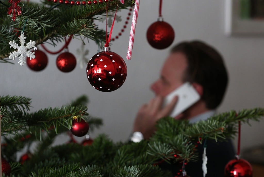 Business-Calls unterm Tannenbaum? An Feiertagen müssen Beschäftigte nicht für die Arbeit erreichbar sein.