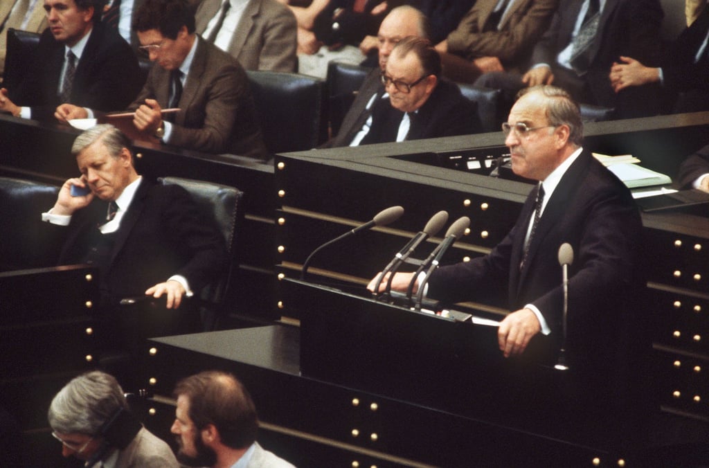 Das Parlament spricht Schmidt (l) das Vertrauen ab und wählt Kohl (r) zum Kanzler. (Archivbild)